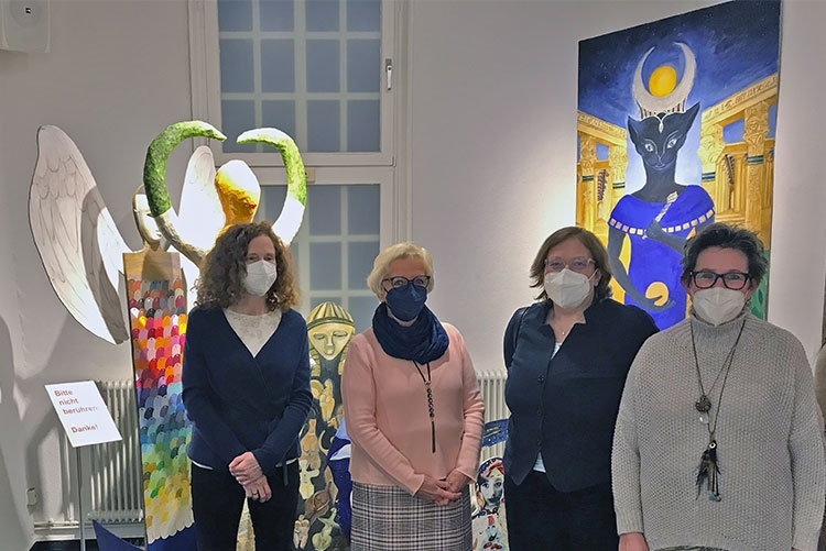 Zonta club Verden besucht die Ausstellung »Weibliches Multiversum« von Belinda di Keck im Domherrenhaus Verden